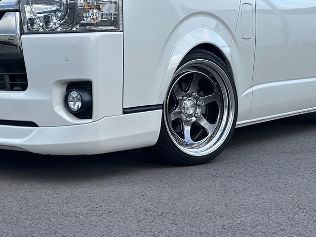 ハイエースバン スーパーＧＬ　ダークプライムＩＩ　ローダウン仕様／社外アルミホイール／ベッドキット付き／車中泊／カスタム車両／ガソリン車／両側スライドドア／シートカバー／パールホワイト車両（9枚目）