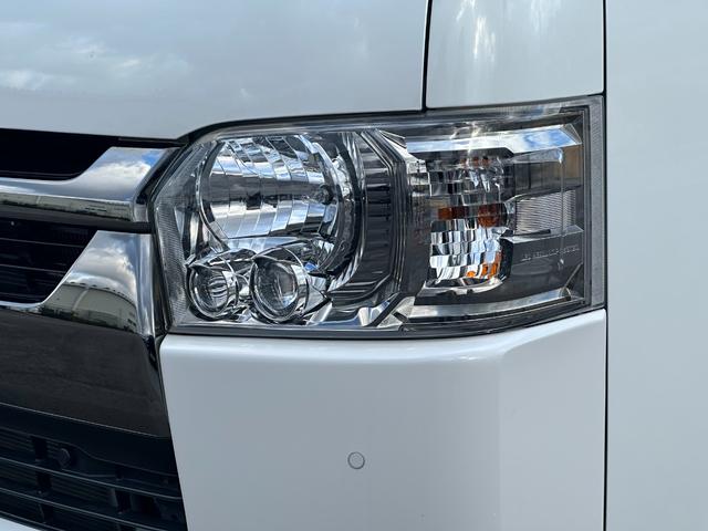 ハイエースバン スーパーＧＬ　ダークプライムＩＩ　ローダウン仕様／社外アルミホイール／ベッドキット付き／車中泊／カスタム車両／ガソリン車／両側スライドドア／シートカバー／パールホワイト車両（10枚目）