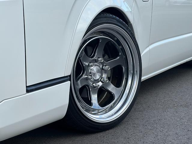 ハイエースバン スーパーＧＬ　ダークプライムＩＩ　ローダウン仕様／社外アルミホイール／ベッドキット付き／車中泊／カスタム車両／ガソリン車／両側スライドドア／シートカバー／パールホワイト車両（13枚目）