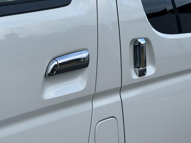 ハイエースバン スーパーＧＬ　ダークプライムＩＩ　ローダウン仕様／社外アルミホイール／ベッドキット付き／車中泊／カスタム車両／ガソリン車／両側スライドドア／シートカバー／パールホワイト車両（15枚目）