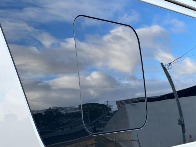 ハイエースバン スーパーＧＬ　ダークプライムＩＩ　ローダウン仕様／社外アルミホイール／ベッドキット付き／車中泊／カスタム車両／ガソリン車／両側スライドドア／シートカバー／パールホワイト車両（16枚目）