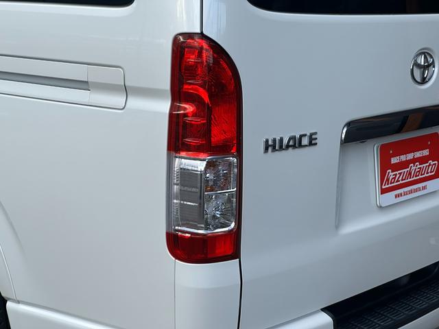 ハイエースバン スーパーＧＬ　ダークプライムＩＩ　ローダウン仕様／社外アルミホイール／ベッドキット付き／車中泊／カスタム車両／ガソリン車／両側スライドドア／シートカバー／パールホワイト車両（17枚目）