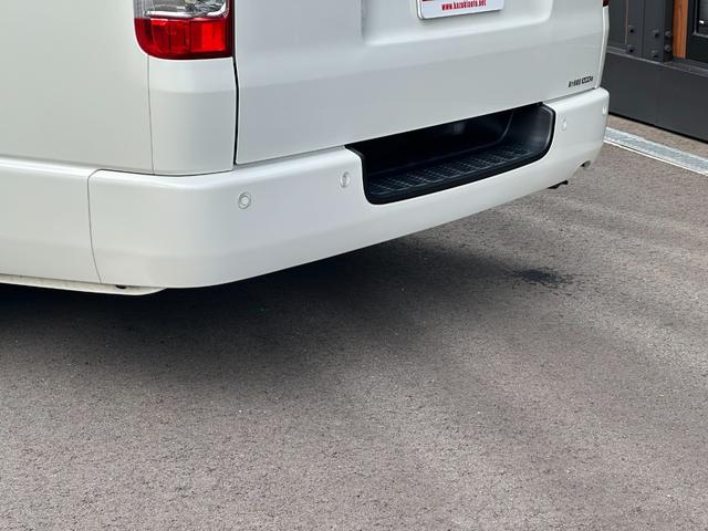 ハイエースバン スーパーＧＬ　ダークプライムＩＩ　ローダウン仕様／社外アルミホイール／ベッドキット付き／車中泊／カスタム車両／ガソリン車／両側スライドドア／シートカバー／パールホワイト車両（18枚目）