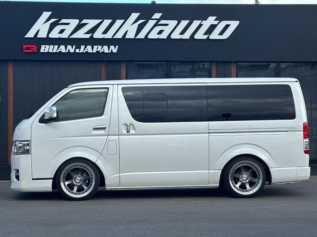 ハイエースバン スーパーＧＬ　ダークプライムＩＩ　ローダウン仕様／社外アルミホイール／ベッドキット付き／車中泊／カスタム車両／ガソリン車／両側スライドドア／シートカバー／パールホワイト車両（25枚目）