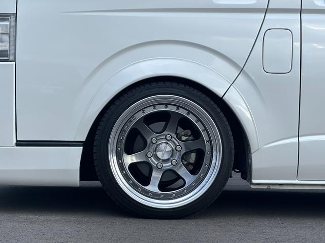 ハイエースバン スーパーＧＬ　ダークプライムＩＩ　ローダウン仕様／社外アルミホイール／ベッドキット付き／車中泊／カスタム車両／ガソリン車／両側スライドドア／シートカバー／パールホワイト車両（26枚目）