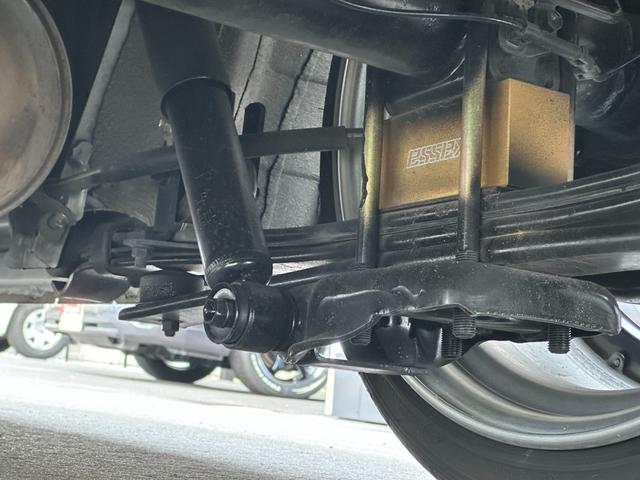 ハイエースバン スーパーＧＬ　ダークプライムＩＩ　ローダウン仕様／社外アルミホイール／ベッドキット付き／車中泊／カスタム車両／ガソリン車／両側スライドドア／シートカバー／パールホワイト車両（27枚目）