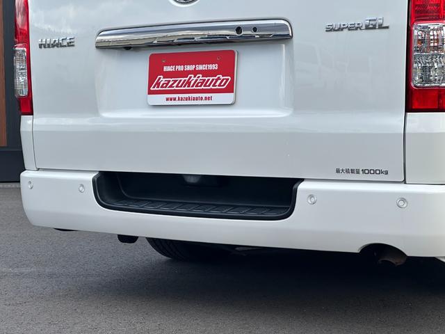 ハイエースバン スーパーＧＬ　ダークプライムＩＩ　ローダウン仕様／社外アルミホイール／ベッドキット付き／車中泊／カスタム車両／ガソリン車／両側スライドドア／シートカバー／パールホワイト車両（32枚目）