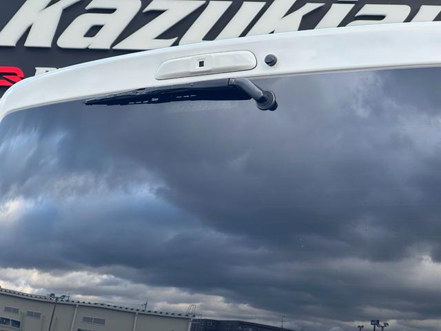 ハイエースバン スーパーＧＬ　ダークプライムＩＩ　ローダウン仕様／社外アルミホイール／ベッドキット付き／車中泊／カスタム車両／ガソリン車／両側スライドドア／シートカバー／パールホワイト車両（33枚目）