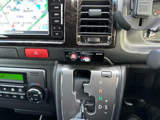 ハイエースバン スーパーＧＬ　ダークプライムＩＩ　ローダウン仕様／社外アルミホイール／ベッドキット付き／車中泊／カスタム車両／ガソリン車／両側スライドドア／シートカバー／パールホワイト車両（53枚目）