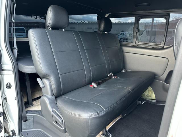 ハイエースバン スーパーＧＬ　ダークプライムＩＩ　ローダウン仕様／社外アルミホイール／ベッドキット付き／車中泊／カスタム車両／ガソリン車／両側スライドドア／シートカバー／パールホワイト車両（62枚目）