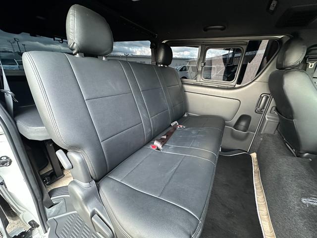 ハイエースバン スーパーＧＬ　ダークプライムＩＩ　ローダウン仕様／社外アルミホイール／ベッドキット付き／車中泊／カスタム車両／ガソリン車／両側スライドドア／シートカバー／パールホワイト車両（63枚目）