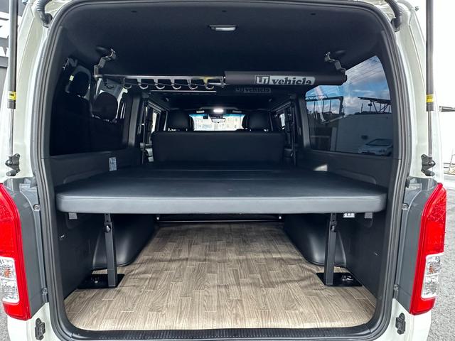 ハイエースバン スーパーＧＬ　ダークプライムＩＩ　ローダウン仕様／社外アルミホイール／ベッドキット付き／車中泊／カスタム車両／ガソリン車／両側スライドドア／シートカバー／パールホワイト車両（64枚目）