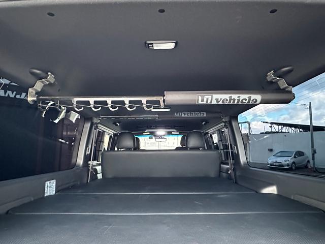 ハイエースバン スーパーＧＬ　ダークプライムＩＩ　ローダウン仕様／社外アルミホイール／ベッドキット付き／車中泊／カスタム車両／ガソリン車／両側スライドドア／シートカバー／パールホワイト車両（65枚目）
