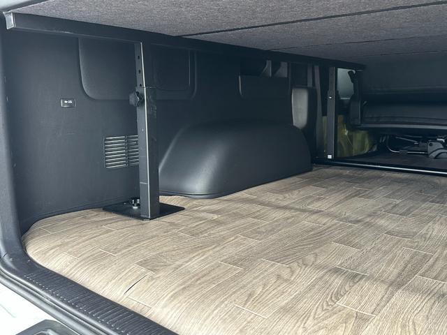 ハイエースバン スーパーＧＬ　ダークプライムＩＩ　ローダウン仕様／社外アルミホイール／ベッドキット付き／車中泊／カスタム車両／ガソリン車／両側スライドドア／シートカバー／パールホワイト車両（67枚目）
