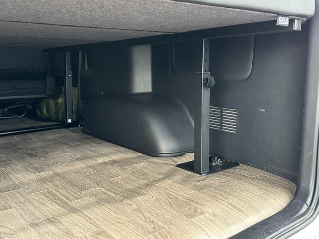 ハイエースバン スーパーＧＬ　ダークプライムＩＩ　ローダウン仕様／社外アルミホイール／ベッドキット付き／車中泊／カスタム車両／ガソリン車／両側スライドドア／シートカバー／パールホワイト車両（68枚目）