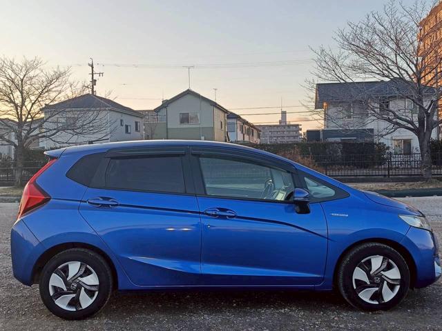 フィットハイブリッド Ｌパッケージ　メモリーナビ　フルセグＴＶ　リアカメラ　スマートキー　ＬＥＤヘッドライト　前ドラレコ　Ｂｌｕｅｔｏｏｔｈ　クルコン　純正１５インチ鉄　ＥＴＣ（8枚目）