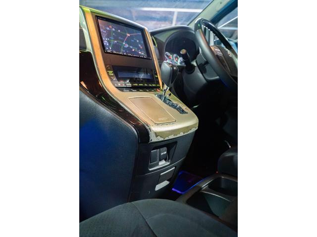 ヴェルファイア ２．４ＺプラチナセレクションＩＩタイプゴルドＩＩ　フルセグＴＶ　ＥＴＣ　後席モニター　エアバッグ　サイドエアバッグ　カーテンエアバッグ　ＡＢＳ　横滑り防止装置　障害物センサー　バックカメラ　盗難防止装置　パワステ　ＨＤＤナビ　ミュージックサーバー（14枚目）