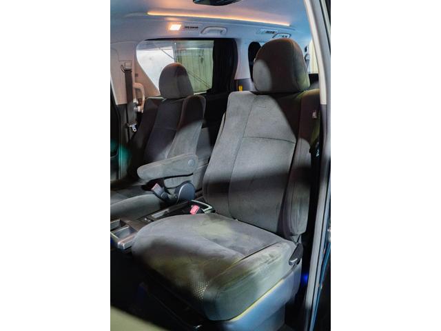 ヴェルファイア ２．４ＺプラチナセレクションＩＩタイプゴルドＩＩ　フルセグＴＶ　ＥＴＣ　後席モニター　エアバッグ　サイドエアバッグ　カーテンエアバッグ　ＡＢＳ　横滑り防止装置　障害物センサー　バックカメラ　盗難防止装置　パワステ　ＨＤＤナビ　ミュージックサーバー（29枚目）