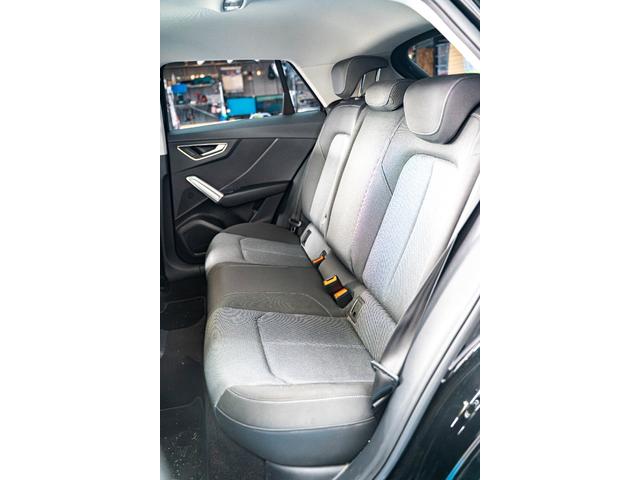 Q2 1.0TFSIスポーツ シートヒーター ETC ドライブレコーダー アイドリングストップ カーテンエアバッグ アダプティブクルーズコントロール 横滑り防止装置 MTモード付き バックカメラ 盗難防止装置 ベンチシート(30枚目)