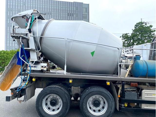 ギガ 　コンクリートミキサー　カヤバ　Ｍ４４　ドラム容量８．７？　混合容量１０５６０ｋｇ　いすゞ自動車ディーラーエンジン載せ替え済６ＵＺ１リビルト　電動ホッパーカバー　アドブルー　ＥＴＣ（7枚目）