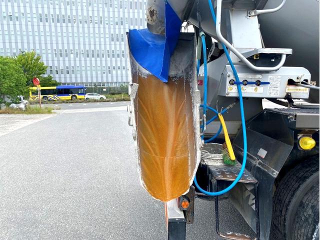 ギガ 　コンクリートミキサー　カヤバ　Ｍ４４　ドラム容量８．７？　混合容量１０５６０ｋｇ　いすゞ自動車ディーラーエンジン載せ替え済６ＵＺ１リビルト　電動ホッパーカバー　アドブルー　ＥＴＣ（9枚目）