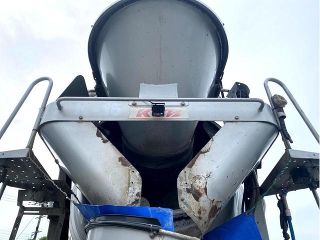 ギガ 　コンクリートミキサー　カヤバ　Ｍ４４　ドラム容量８．７？　混合容量１０５６０ｋｇ　いすゞ自動車ディーラーエンジン載せ替え済６ＵＺ１リビルト　電動ホッパーカバー　アドブルー　ＥＴＣ（10枚目）