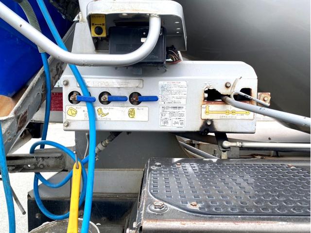 ギガ 　コンクリートミキサー　カヤバ　Ｍ４４　ドラム容量８．７？　混合容量１０５６０ｋｇ　いすゞ自動車ディーラーエンジン載せ替え済６ＵＺ１リビルト　電動ホッパーカバー　アドブルー　ＥＴＣ（12枚目）