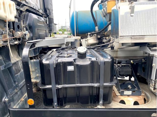 ギガ 　コンクリートミキサー　カヤバ　Ｍ４４　ドラム容量８．７？　混合容量１０５６０ｋｇ　いすゞ自動車ディーラーエンジン載せ替え済６ＵＺ１リビルト　電動ホッパーカバー　アドブルー　ＥＴＣ（15枚目）