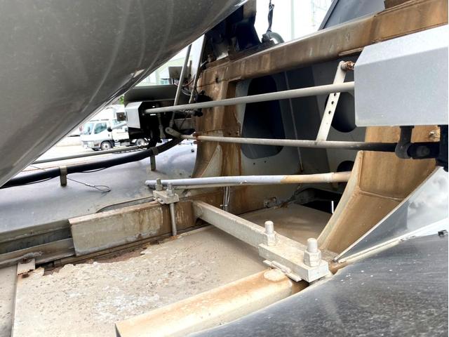 ギガ 　コンクリートミキサー　カヤバ　Ｍ４４　ドラム容量８．７？　混合容量１０５６０ｋｇ　いすゞ自動車ディーラーエンジン載せ替え済６ＵＺ１リビルト　電動ホッパーカバー　アドブルー　ＥＴＣ（18枚目）