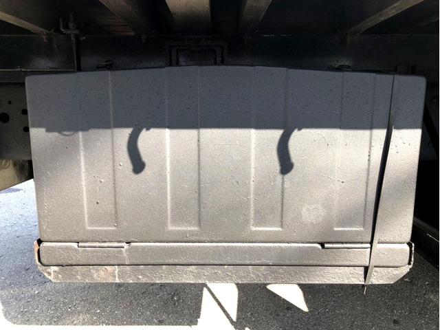 ファイター 　平ボディ　増トンタダノ　５段クレーン　フックイン　２．９３ｔ吊　ラジコン付　後輪エアサス　アルミブロック　リターダ付　２７０馬力　バックモニター　ベッド付　アドブルー　荷台内寸：５５９　２２２／ｃｍ（11枚目）