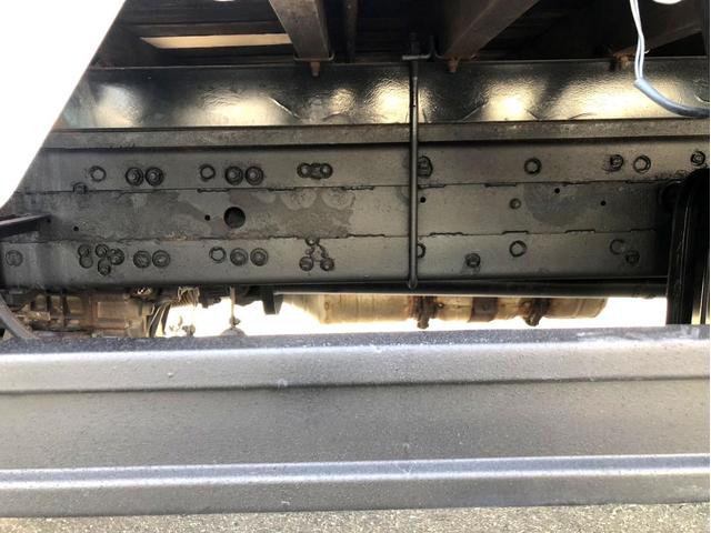 ファイター 　平ボディ　増トンタダノ　５段クレーン　フックイン　２．９３ｔ吊　ラジコン付　後輪エアサス　アルミブロック　リターダ付　２７０馬力　バックモニター　ベッド付　アドブルー　荷台内寸：５５９　２２２／ｃｍ（12枚目）