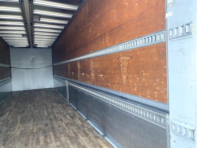 ギガ 　アルミウイング　後輪エアサス　日本トレクス　ラッシングレール２段　荷台内寸：長さ９６１幅２４０高さ２６４　最大積載量：１３，８００Ｋｇ　３８０馬力　２デフ　バックモニター　ヘッド付き　アドブルー（9枚目）