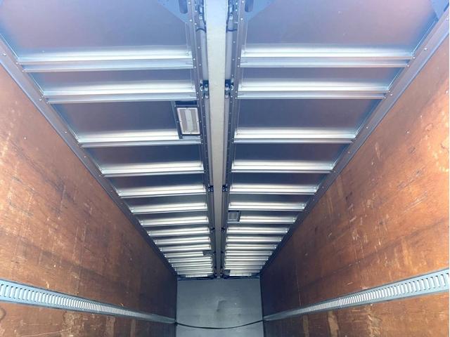 ギガ 　アルミウイング　後輪エアサス　日本トレクス　ラッシングレール２段　荷台内寸：長さ９６１幅２４０高さ２６４　最大積載量：１３，８００Ｋｇ　３８０馬力　２デフ　バックモニター　ヘッド付き　アドブルー（11枚目）