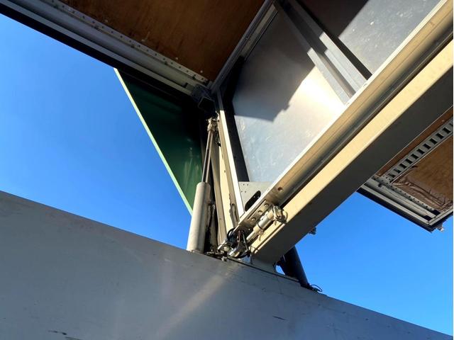 ギガ 　アルミウイング　後輪エアサス　日本トレクス　ラッシングレール２段　荷台内寸：長さ９６１幅２４０高さ２６４　最大積載量：１３，８００Ｋｇ　３８０馬力　２デフ　バックモニター　ヘッド付き　アドブルー（21枚目）