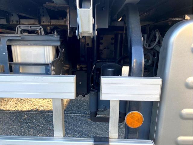 ギガ 　アルミウイング　後輪エアサス　日本トレクス　ラッシングレール２段　荷台内寸：長さ９６１幅２４０高さ２６４　最大積載量：１３，８００Ｋｇ　３８０馬力　２デフ　バックモニター　ヘッド付き　アドブルー（26枚目）