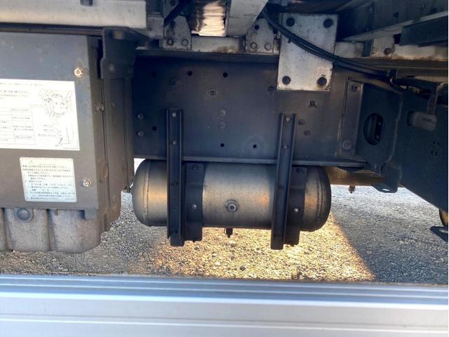 ギガ 　アルミウイング　後輪エアサス　日本トレクス　ラッシングレール２段　荷台内寸：長さ９６１幅２４０高さ２６４　最大積載量：１３，８００Ｋｇ　３８０馬力　２デフ　バックモニター　ヘッド付き　アドブルー（27枚目）