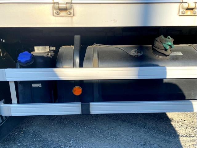 ギガ 　アルミウイング　後輪エアサス　日本トレクス　ラッシングレール２段　荷台内寸：長さ９６１幅２４０高さ２６４　最大積載量：１３，８００Ｋｇ　３８０馬力　２デフ　バックモニター　ヘッド付き　アドブルー（32枚目）
