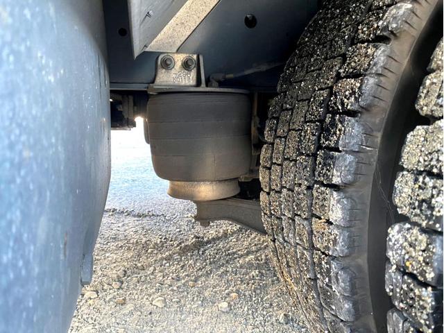 ギガ 　アルミウイング　後輪エアサス　日本トレクス　ラッシングレール２段　荷台内寸：長さ９６１幅２４０高さ２６４　最大積載量：１３，８００Ｋｇ　３８０馬力　２デフ　バックモニター　ヘッド付き　アドブルー（34枚目）