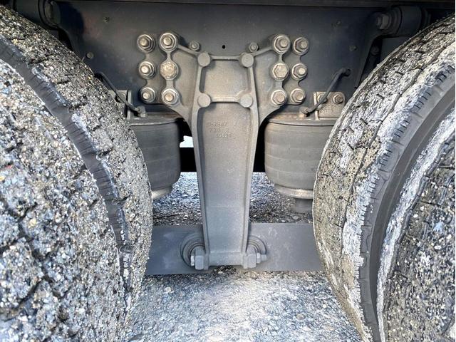 ギガ 　アルミウイング　後輪エアサス　日本トレクス　ラッシングレール２段　荷台内寸：長さ９６１幅２４０高さ２６４　最大積載量：１３，８００Ｋｇ　３８０馬力　２デフ　バックモニター　ヘッド付き　アドブルー（35枚目）