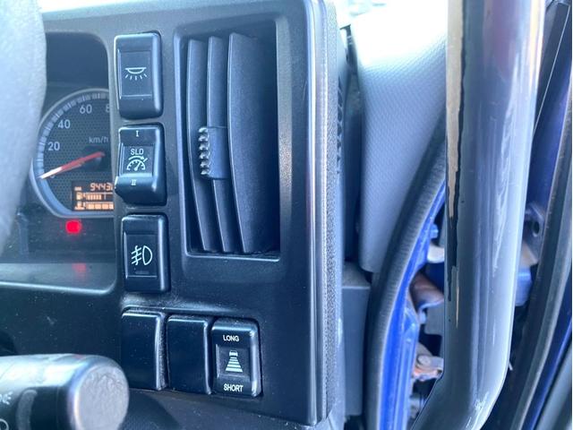 ギガ 　アルミウイング　後輪エアサス　日本トレクス　ラッシングレール２段　荷台内寸：長さ９６１幅２４０高さ２６４　最大積載量：１３，８００Ｋｇ　３８０馬力　２デフ　バックモニター　ヘッド付き　アドブルー（58枚目）