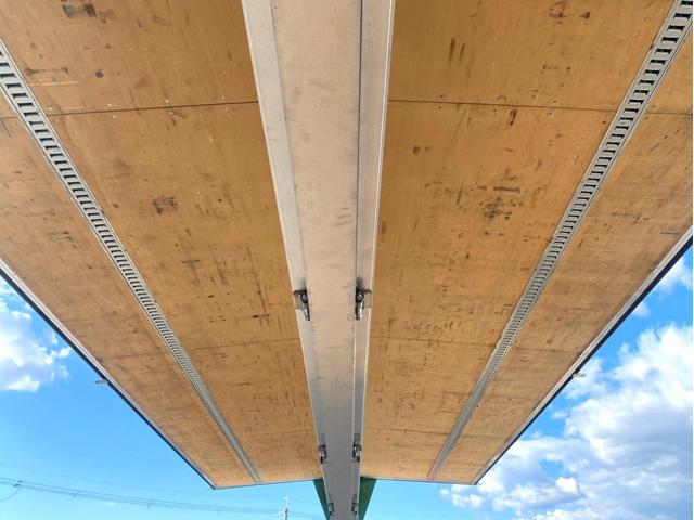 ギガ 　３８０馬力　塗装済　ラッシングレール２段　後輪エアサス　荷台内寸　（ｃｍ）：長さ９６０　幅２４０　高さ２６５　最大積載量：１３９００ｋｇ　４軸　バックモニター　アドブルー　タンク３００　Ｌ　ｘ　２（18枚目）