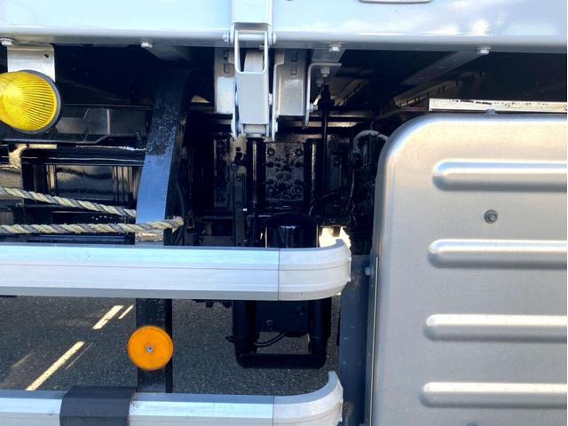 ギガ 　３８０馬力　塗装済　ラッシングレール２段　後輪エアサス　荷台内寸　（ｃｍ）：長さ９６０　幅２４０　高さ２６５　最大積載量：１３９００ｋｇ　４軸　バックモニター　アドブルー　タンク３００　Ｌ　ｘ　２（27枚目）