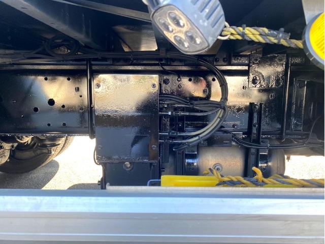 ギガ 　３８０馬力　塗装済　ラッシングレール２段　後輪エアサス　荷台内寸　（ｃｍ）：長さ９６０　幅２４０　高さ２６５　最大積載量：１３９００ｋｇ　４軸　バックモニター　アドブルー　タンク３００　Ｌ　ｘ　２（28枚目）