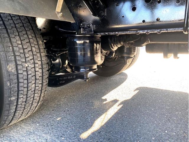 ギガ 　３８０馬力　塗装済　ラッシングレール２段　後輪エアサス　荷台内寸　（ｃｍ）：長さ９６０　幅２４０　高さ２６５　最大積載量：１３９００ｋｇ　４軸　バックモニター　アドブルー　タンク３００　Ｌ　ｘ　２（29枚目）