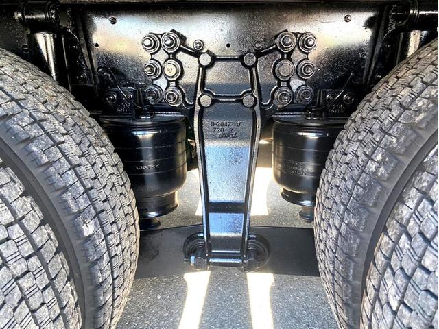 ギガ 　３８０馬力　塗装済　ラッシングレール２段　後輪エアサス　荷台内寸　（ｃｍ）：長さ９６０　幅２４０　高さ２６５　最大積載量：１３９００ｋｇ　４軸　バックモニター　アドブルー　タンク３００　Ｌ　ｘ　２（30枚目）