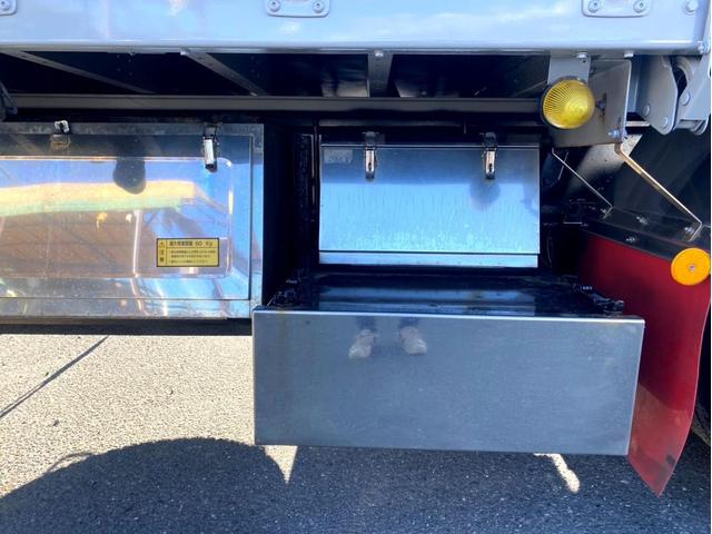 ギガ 　３８０馬力　塗装済　ラッシングレール２段　後輪エアサス　荷台内寸　（ｃｍ）：長さ９６０　幅２４０　高さ２６５　最大積載量：１３９００ｋｇ　４軸　バックモニター　アドブルー　タンク３００　Ｌ　ｘ　２（31枚目）