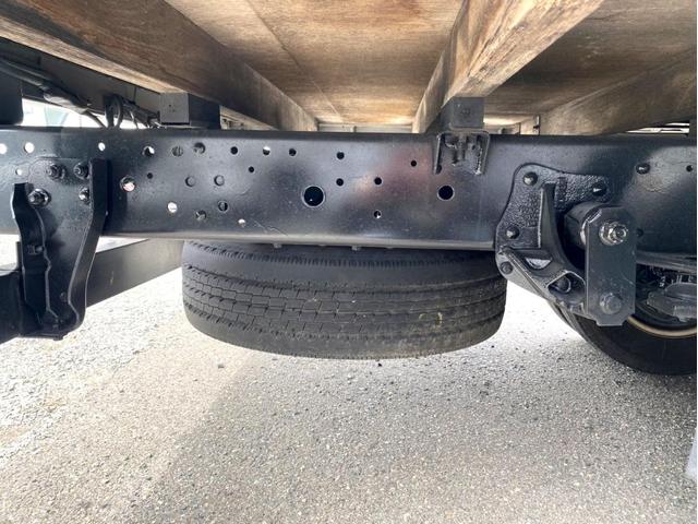 エルフトラック Ｗキャブロングフルフラットローダンプ　ワイド　ロングボディ　１５０馬力　ターボ　準中型５ｔ未満　ＥＴＣ　荷台内寸：４３６　２０８／ｃｍ（15枚目）