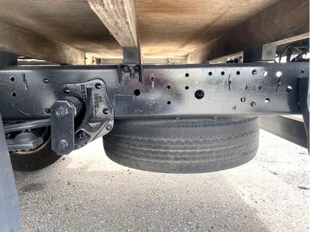 エルフトラック Ｗキャブロングフルフラットローダンプ　ワイド　ロングボディ　１５０馬力　ターボ　準中型５ｔ未満　ＥＴＣ　荷台内寸：４３６　２０８／ｃｍ（18枚目）