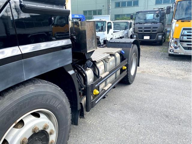 ギガ 　トラクタヘッド　ハイルーフ　後輪エアサス　第５輪荷重　９０７０ｋｇ　最大積載量：３８７４０ｋｇ　［１１５００］ｋｇ　４６０馬力　全塗装済　アドブルー　ＥＴＣ　ベッド付　タンク４００Ｌ　スペアタイヤ（10枚目）