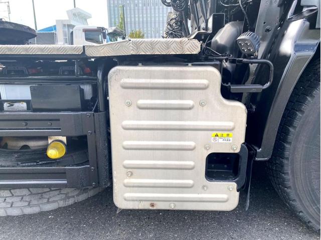 ギガ 　トラクタヘッド　ハイルーフ　後輪エアサス　第５輪荷重　９０７０ｋｇ　最大積載量：３８７４０ｋｇ　［１１５００］ｋｇ　４６０馬力　全塗装済　アドブルー　ＥＴＣ　ベッド付　タンク４００Ｌ　スペアタイヤ（11枚目）